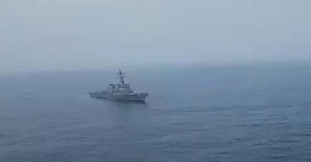Βίντεο: Ιρανικό ελικόπτερο δίνει εντολή σε πολεμικό πλοίο των ΗΠΑ να αλλάξει πορεία