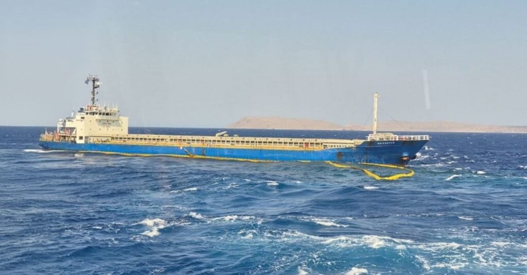 Δύο συλλήψεις μετά την προσάραξη του φορτηγού πλοίου στη Σητεία (video & photos)