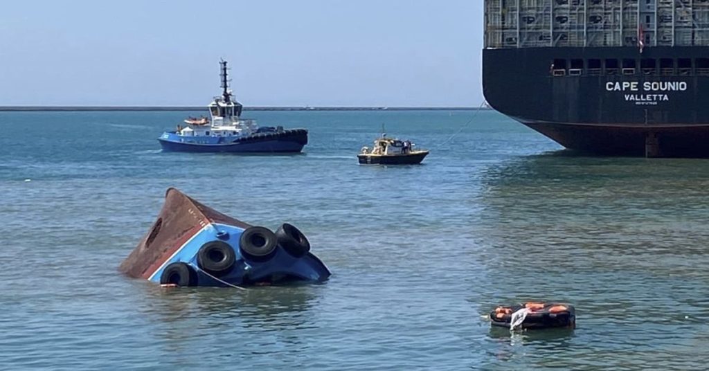 Ρυμουλκό βυθίστηκε σε δευτερόλεπτα όταν συγκρούστηκε με το πλοίο που βοηθούσε να κάνει αναστροφή