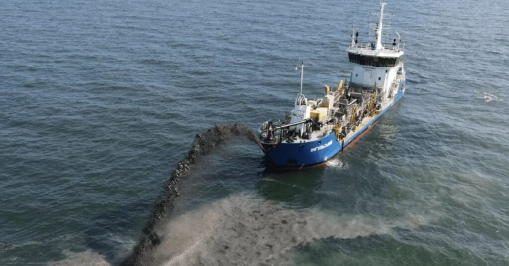 Τρεις νεκροί ναυτικοί μετά από έκρηξη σε βυθοκόρο