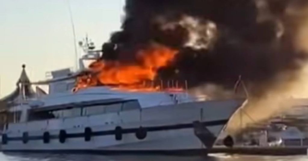Κόλαση στο Σεν Τροπέ: Superyacht που κοστίζει €65.000 την εβδομάδα τυλίχθηκε στις φλόγες (video)