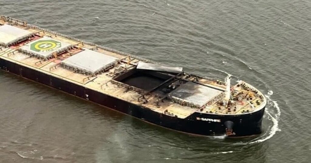 Βρέθηκε η καταπακτή των 30 τόνων από την έκρηξη του ελληνόκτητου φορτηγού πλοίου