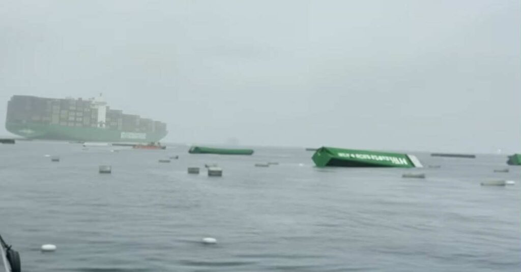 Δεκάδες κοντέινερ έπεσαν στην θάλασσα από πλοίο- Έκλεισε το μεγαλύτερο λιμάνι του Περού (video)