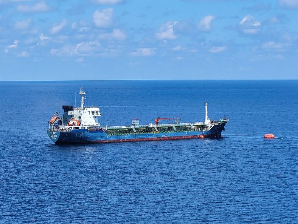 Πλοίο της Costamare διέσωσε 20 ναυτικούς από φλεγόμενο τάνκερ