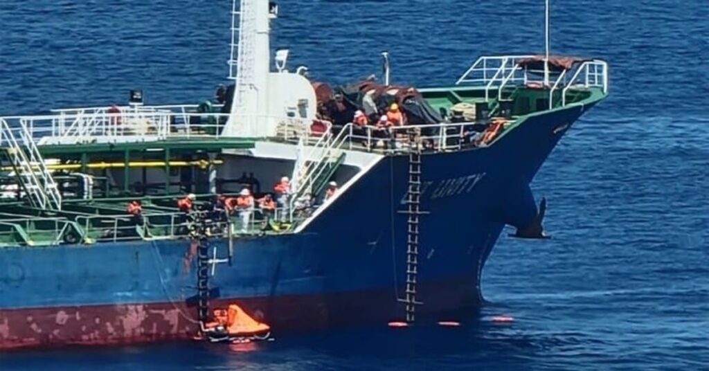 Πλοίο της Costamare διέσωσε 20 ναυτικούς από φλεγόμενο τάνκερ- βραβείο ανδρείας για πλοίαρχο και πλήρωμα