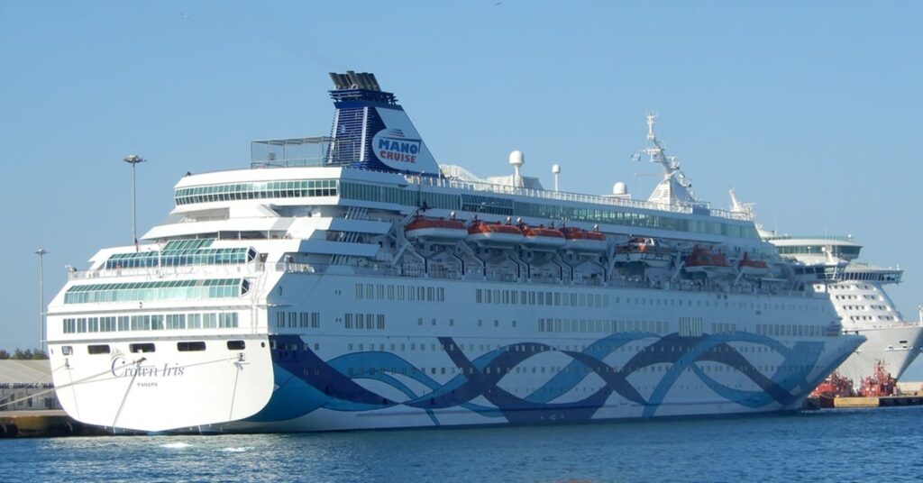 Crown Iris: Η ιστορία του κρουαζιερόπλοιου που έχει σηκώσει θύελλα αντιδράσεων φέτος το καλοκαίρι (videos)