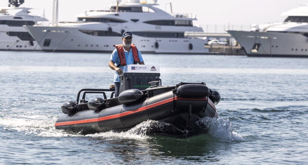 Lamda: Το πρώτο ηλεκτροκίνητο σκάφος υπηρεσίας σε ελληνική μαρίνα