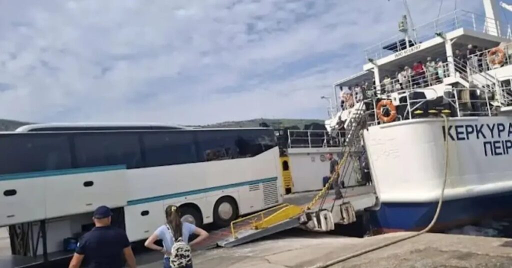 Ηγουμενίτσα: Λεωφορείο κόλλησε στη μπουκαπόρτα πλοίου