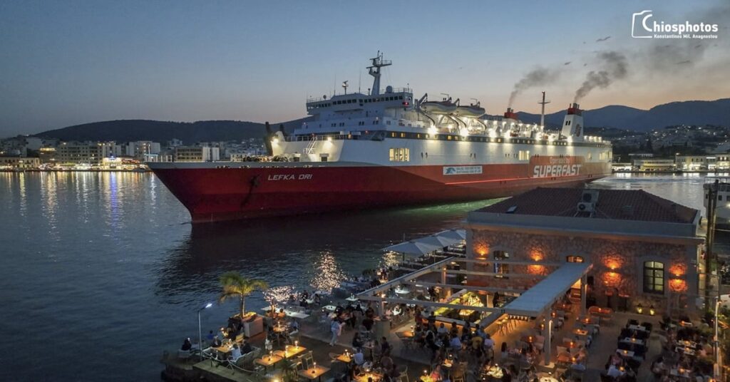 Μαγικές εικόνες από τη μανούβρα του "Λευκά Όρη" στο λιμάνι της Χίου (video)