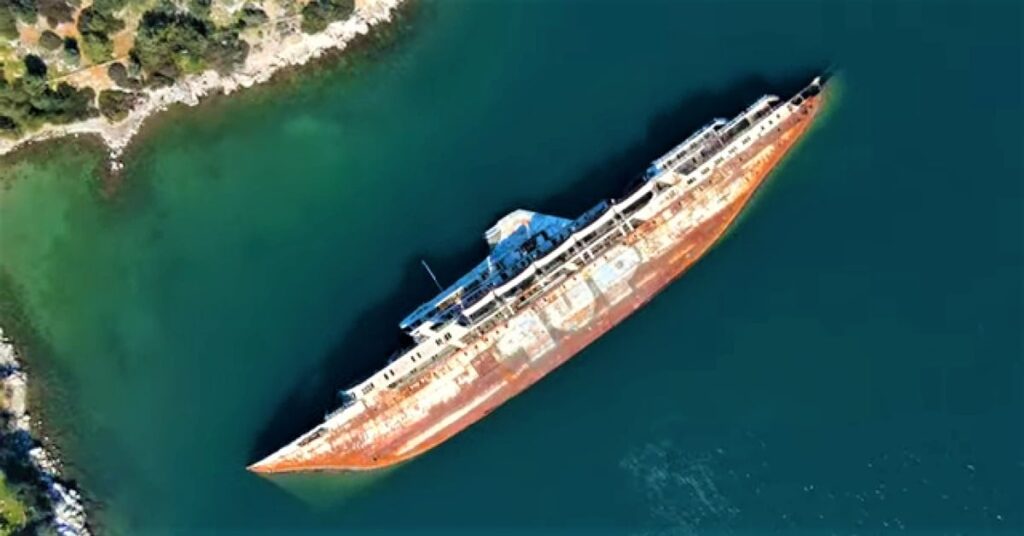 Ένα ναυάγιο μία ανάσα από την Αθήνα (video)