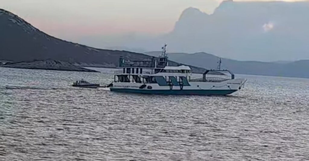 Εύβοια: Φέρι μποτ προσάραξε σε ξέρα στα Νέα Στύρα (video)