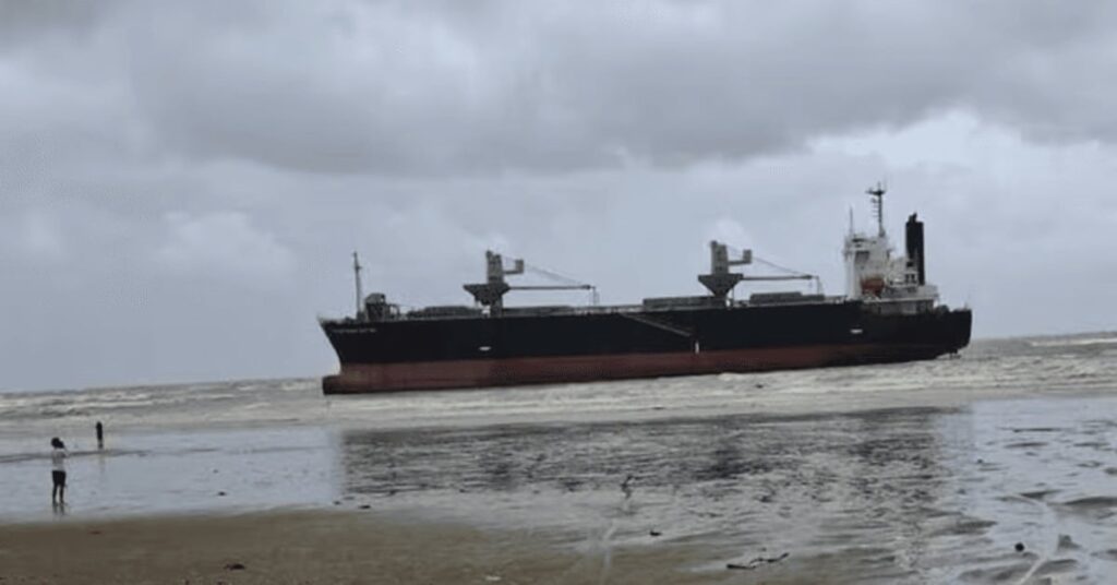 Φορτηγό πλοίο προσπάθησε να αγκυροβολήσει εν μέσω της τροπικής καταιγίδας Kajiki και προσάραξε