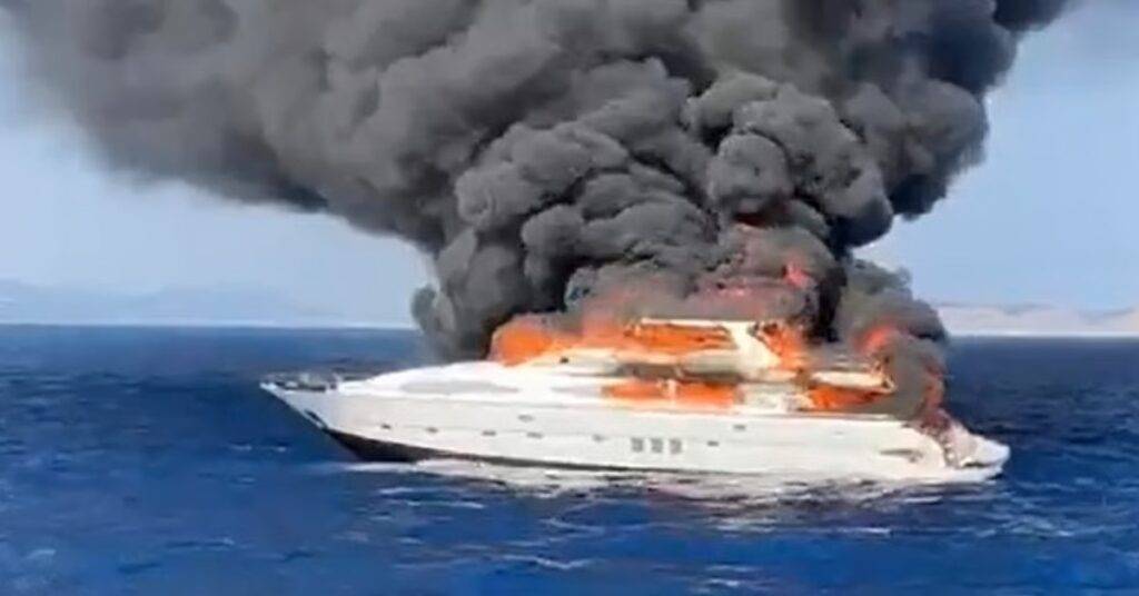 Βίντεο: Πολυτελές Superyacht κάηκε ολοσχερώς και βυθίστηκε