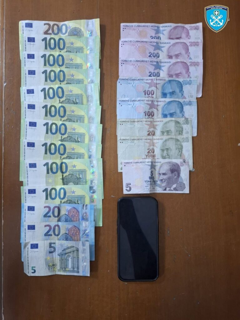 Χειροπέδες σε δύο Τούρκους