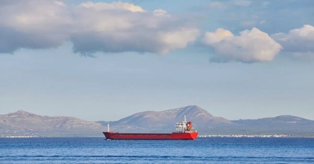 Μυστηριώδη έκρηξη κοντά σε φορτηγό πλοίο προκαλεί ερωτηματικά στη ναυτιλιακή κοινότητα