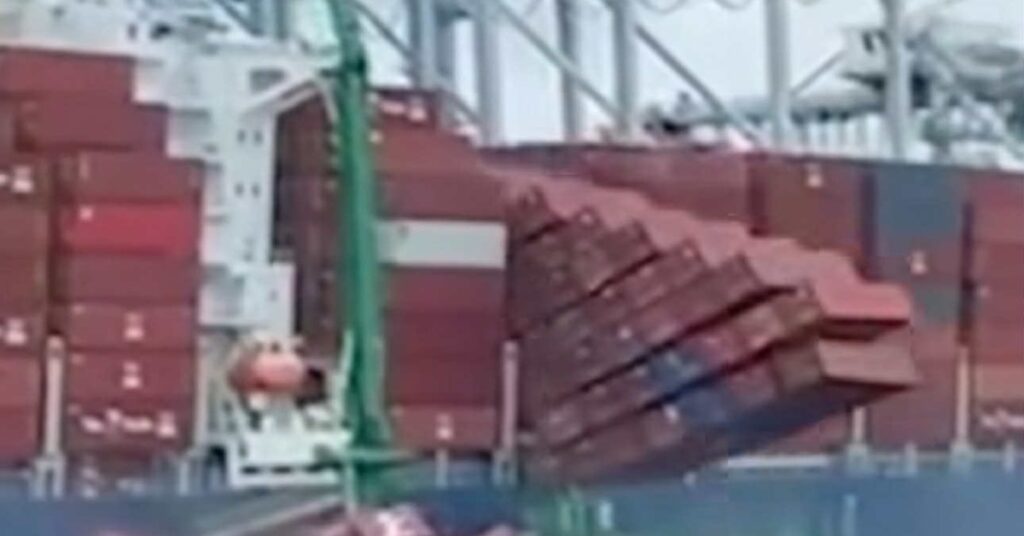Χάος στο λιμάνι του Λονγκ Μπιτς: Δεκάδες κοντέινερ έπεσαν από πλοίο στην θάλασσα (video)