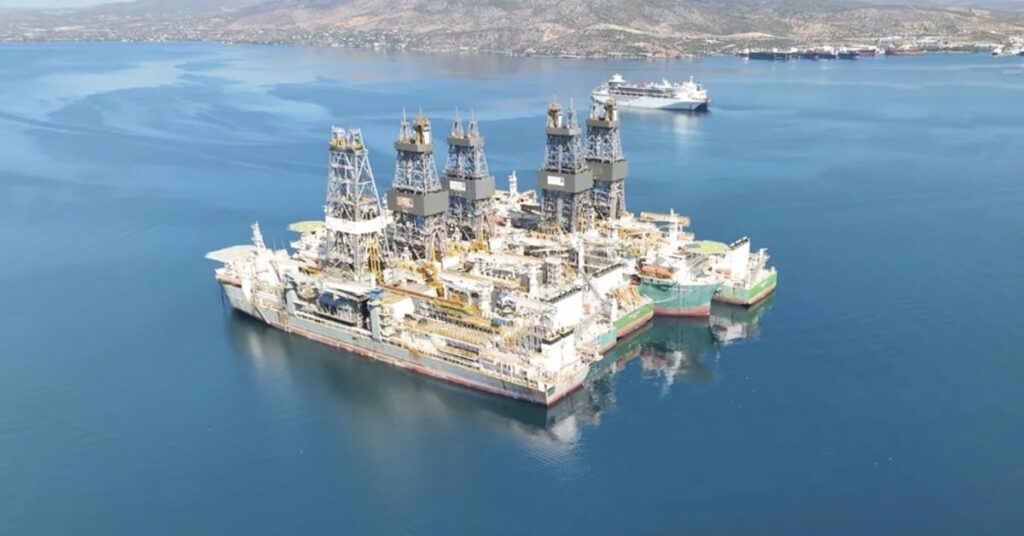 Τέλος εποχής για 2 πλωτά γεωτρύπανα που σκούριαζαν στον κόλπο της Ελευσίνας