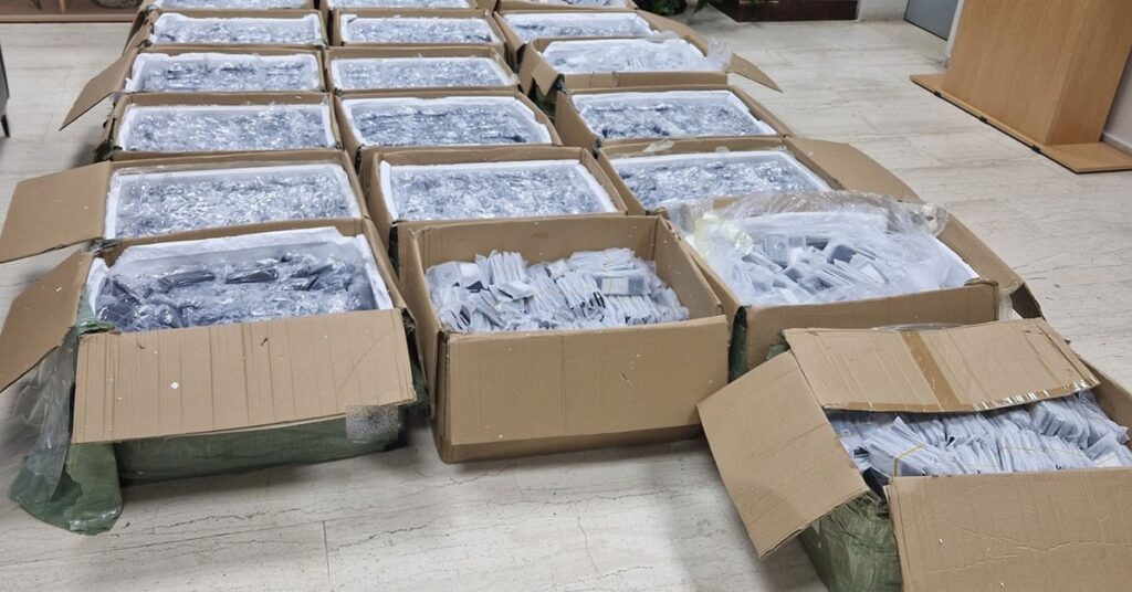 Χειροπέδες σε δύο Τούρκους για λαθρεμπόριο κινητών στη Χίο - Κατασχέθηκαν 12.500 τηλέφωνα
