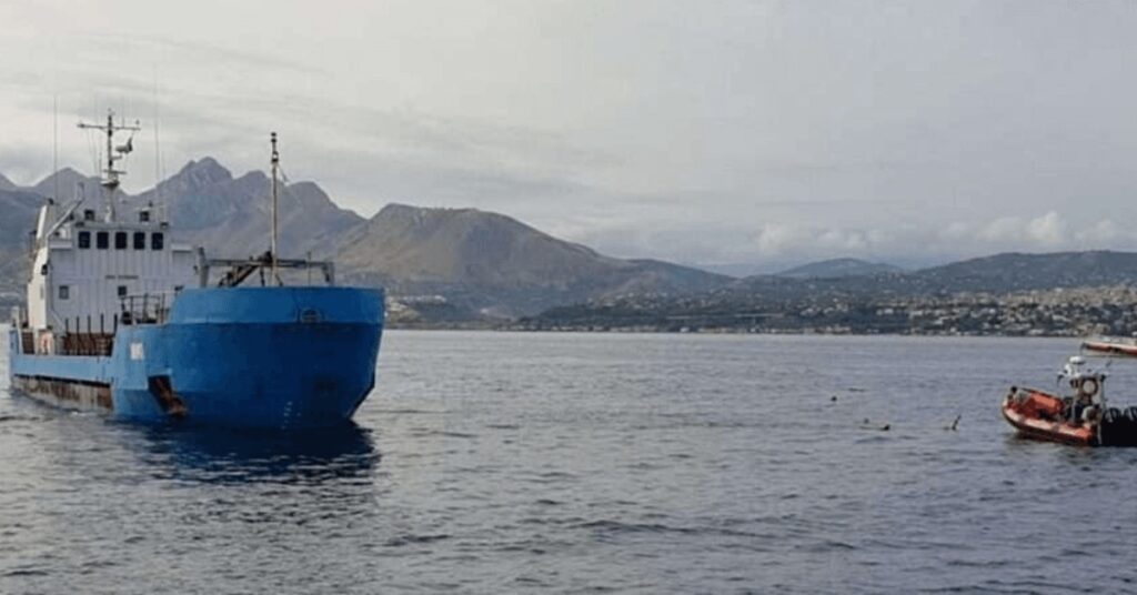 Ελληνικό φορτηγό πλοίο προσάραξε κοντά στη Σάντα Φλάβια της Ιταλίας