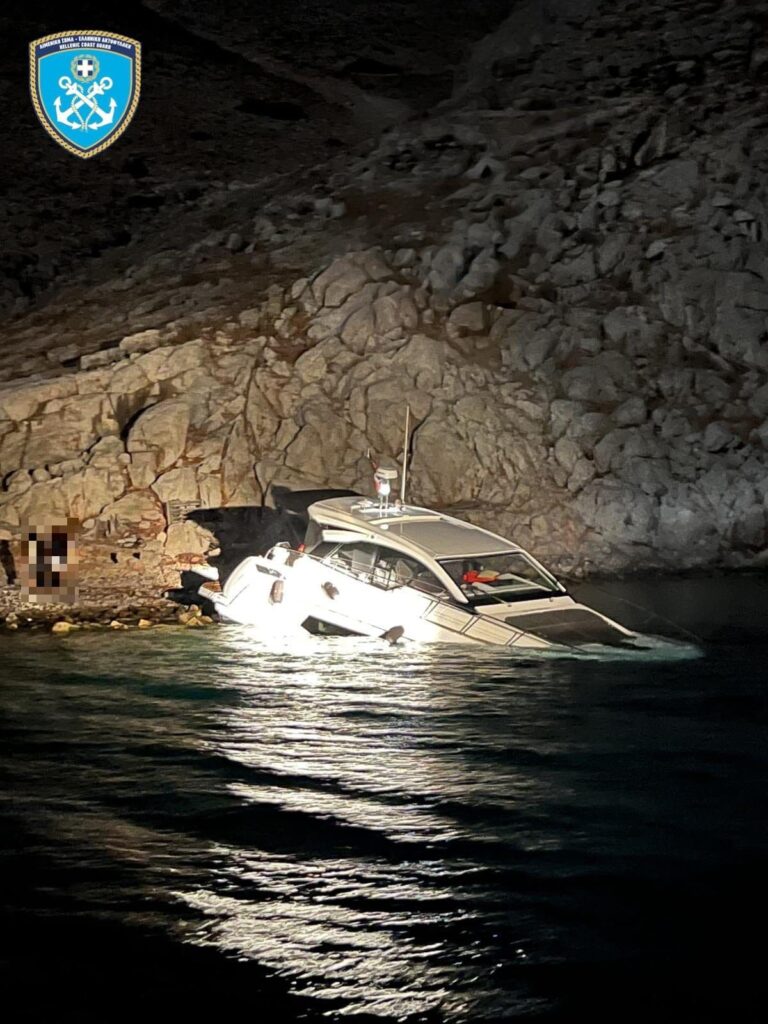 Θαλαμηγός προσάραξε στη Σύμη