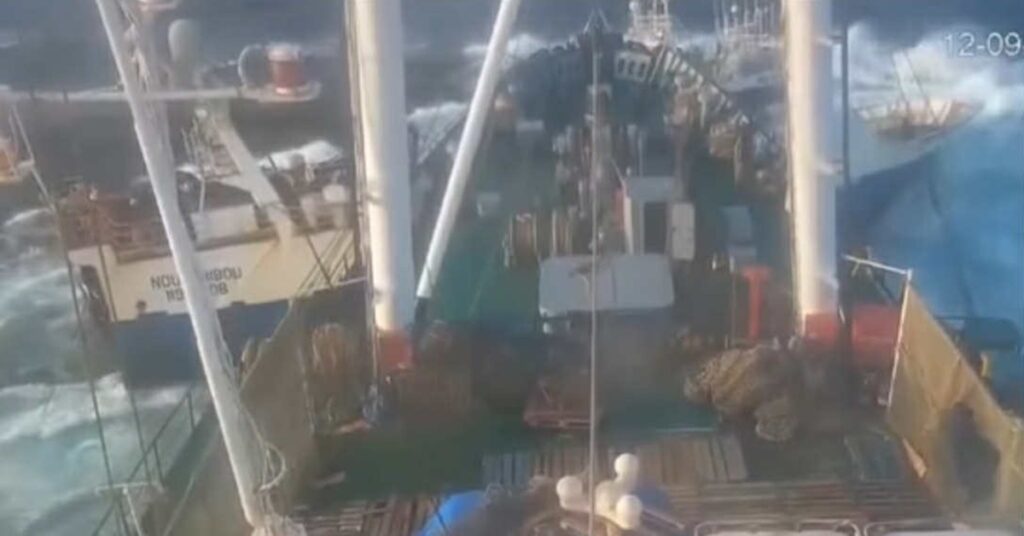 Θανατηφόρα σύγκρουση που κόβει την ανάσα - μέλη του πληρώματος κρεμόντουσαν από τα δίχτυα (βίντεο)