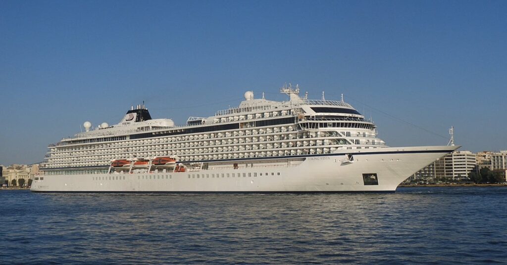 Viking Vesta: Το νεότευκτο της Viking Cruises αναχωρώντας από τον Πειραιά (video)