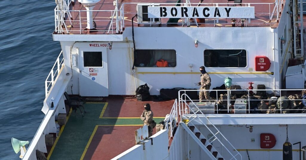 Υπό κράτηση τέθηκε δεξαμενόπλοιο «φάντασμα» στην Γαλλία- Σύλληψη πλοιάρχου και υποπλοίαρχου