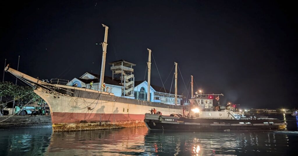 Βυθίστηκε το Falls of Clyde – το τέλος ενός θρυλικού φορτηγού πλοίου 146 χρόνων (βίντεο)