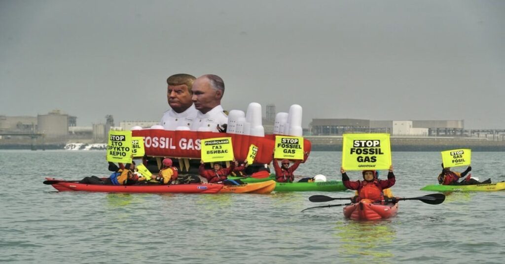 Greenpeace: Μπλόκο σε πλοία μεταφοράς LNG με καγιάκ και φουσκωτά μπαλόνια Τραμπ και Πούτιν