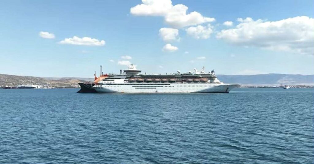 Το πλωτό «παλάτι» των 268 μέτρων που σαπίζει σιωπηλά στην Ελευσίνα – Εικόνες που κόβουν την ανάσα