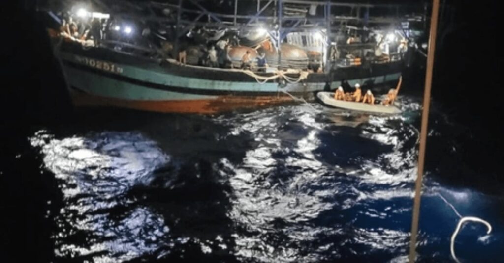 Ένας νεκρός και ένας αγνοούμενος από σύγκρουση δεξαμενόπλοιου με αλιευτικό σκάφος