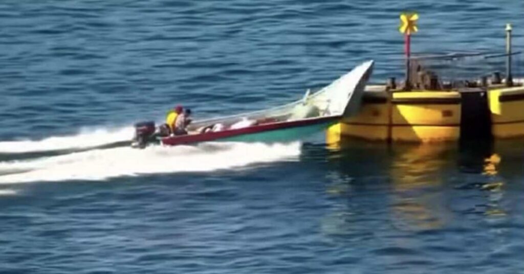 Κοίταζαν τα κινητά τους και προσέκρουσαν με μεγάλη ταχύτητα πάνω σε σημαντήρα (Βίντεο)