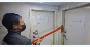 Τρία μέλη του πληρώματος προσπάθησαν να σπάσουν την πόρτα του καπετάνιου με τσεκούρι – Συλλήψεις και βαριές ποινές για τους ναυτικούς crew-with-axe-Busan-Coast-Guard