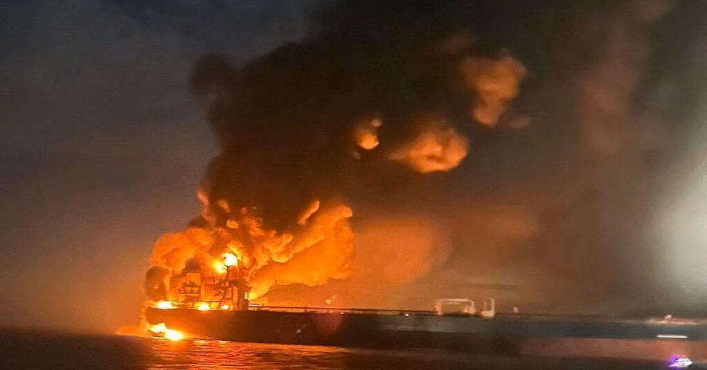 Σε πλήρη εξέλιξη οι προσπάθειες διάσωσης στα δύο δεξαμενόπλοια που φλέγονται μετά τις εκρήξεις