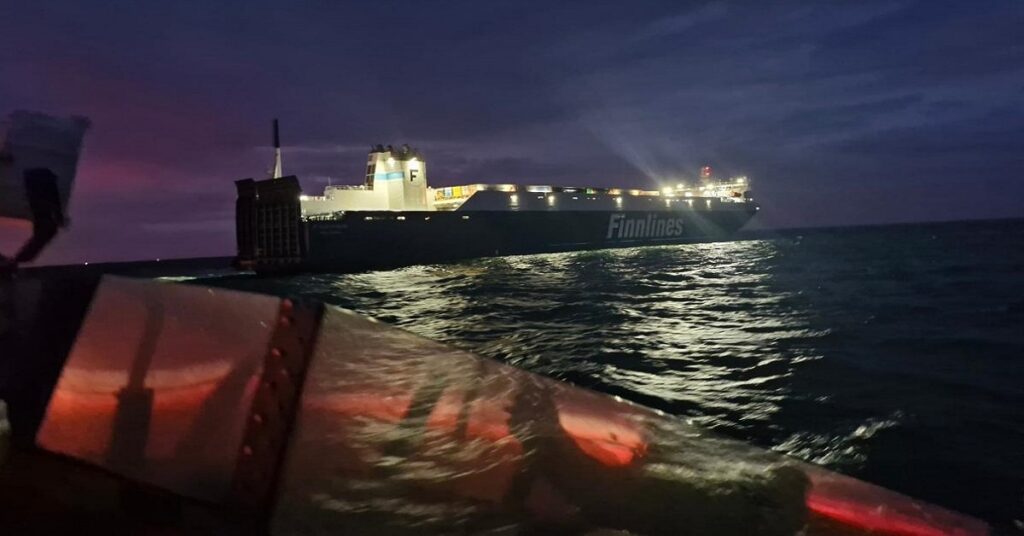 Πλοίο Ro-Ro τυλίχθηκε στις φλόγες – Πώς το πλήρωμα απέτρεψε την πρόσκρουση στις ακτές