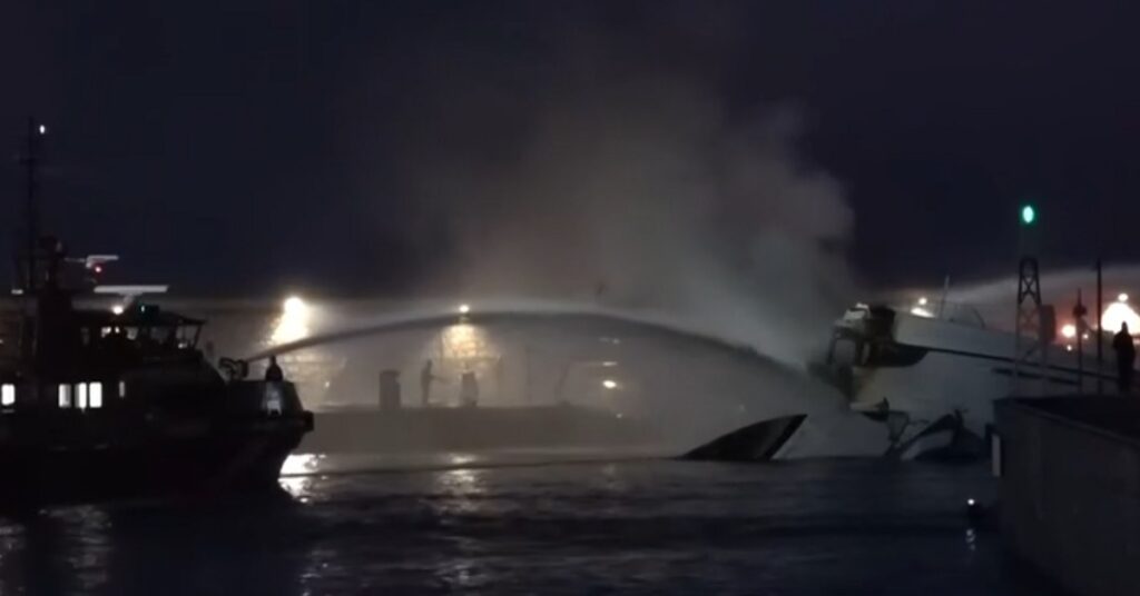 Χάος στη Μαρίνα Ζέας από πυρκαγιά: Βυθίστηκαν τρία σκάφη