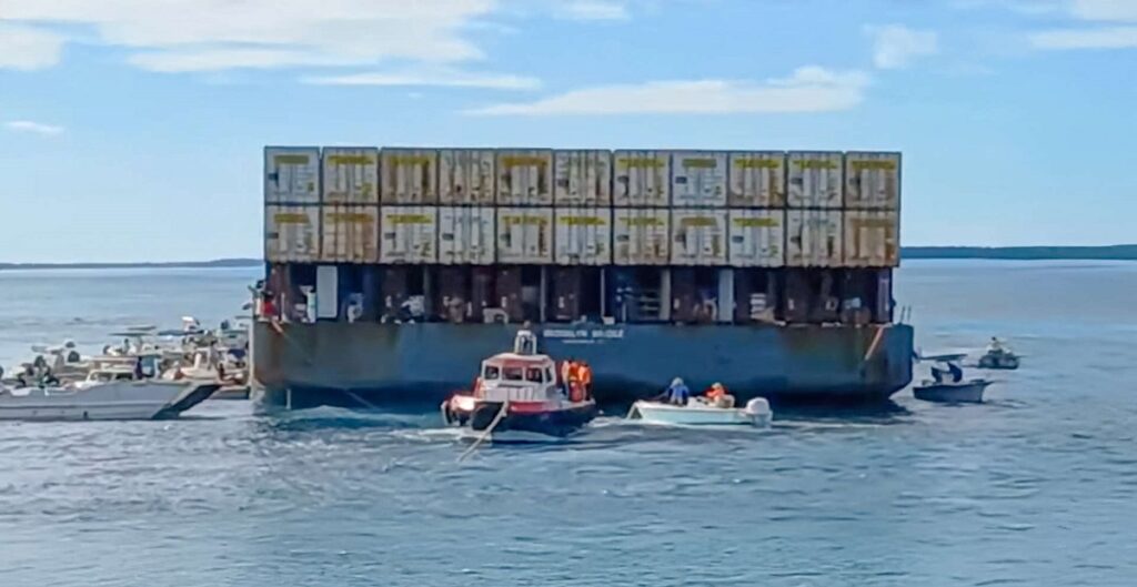 Πλιάτσικο και λεηλασία σε προσαραγμένη φορτηγίδα γεμάτη με κοντέινερ!