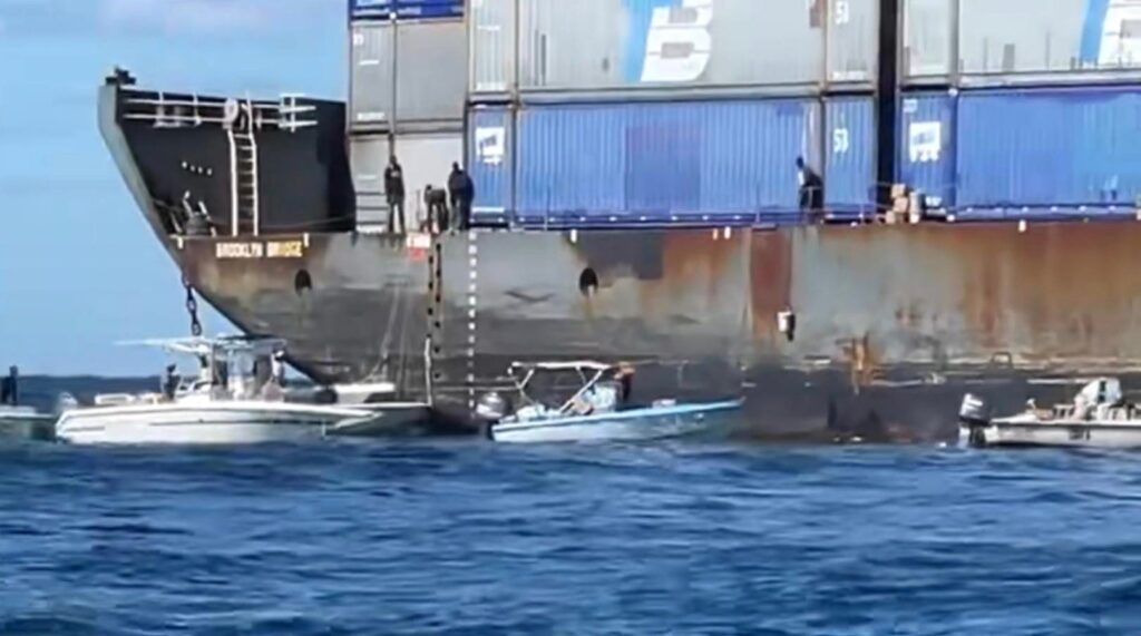 Πλιάτσικο και λεηλασία σε προσαραγμένη φορτηγίδα γεμάτη με κοντέινερ! Λεηλασία σε προσαραγμένη φορτηγίδα γεμάτη με κοντέινερ