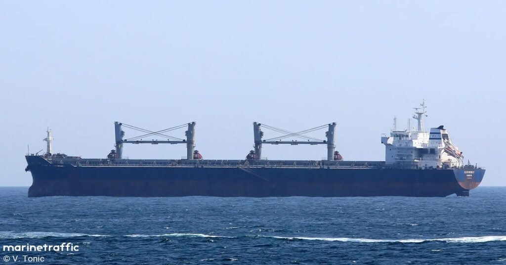 Φορτηγό πλοίο απέπλευσε κρυφά μέσα στη νύχτα για να μην πληρώσει εταιρείες και πλοηγούς