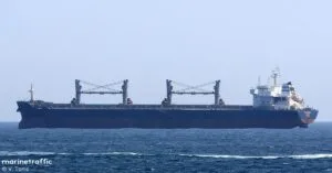 Φορτηγό πλοίο απέπλευσε κρυφά μέσα στη νύχτα για να μην πληρώσει εταιρείες και πλοηγούς ploio_prosarakse_kai_efyge