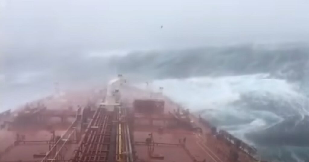 Δεξαμενόπλοιο παλεύει με κύματα 15 μέτρων: Η σπάνια στιγμή καταγράφεται σε βίντεο