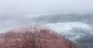 Δεξαμενόπλοιο παλεύει με κύματα 15 μέτρων: Η σπάνια στιγμή καταγράφεται σε βίντεο ploio_se_kakokairia_15_metra_kima