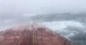 ploio_se_kakokairia_15_metra_kima