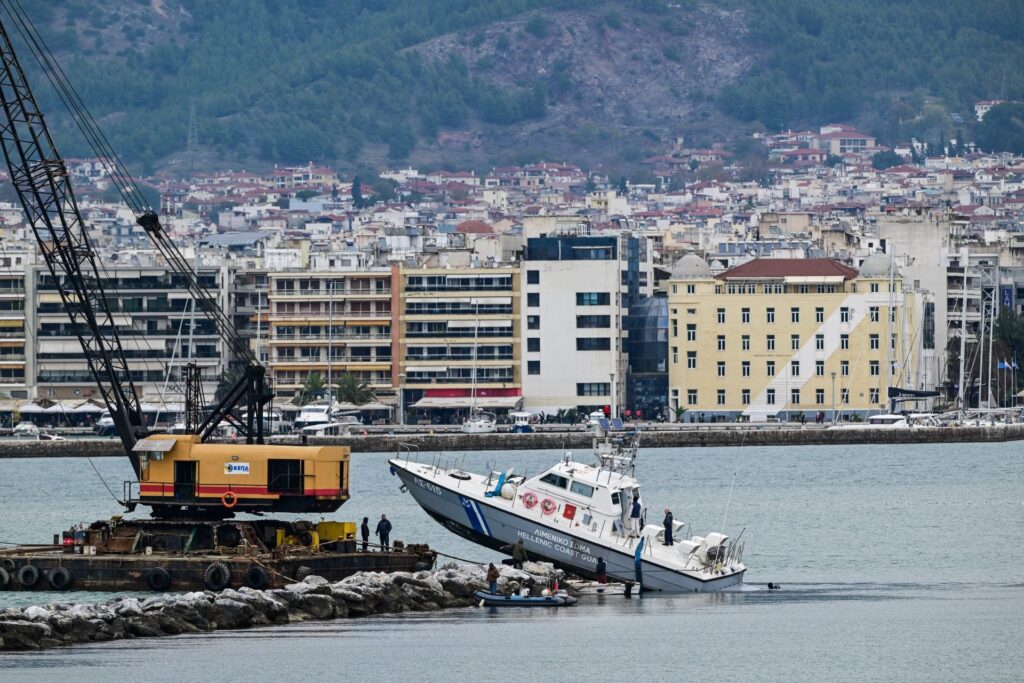 Σε εξέλιξη βρίσκεται η έρευνα για τα αίτια της πρόσκρουσης του σκάφους του λιμενικού σώματος στον κυματοθραύστη στο λιμάνι του βόλου