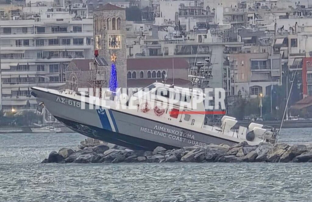 Σκάφος του Λιμενικού “καβάλησε” τον κυματοθραύστη στο λιμάνι του Βόλου