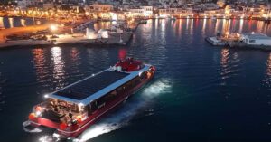 To Highspeed Aero 2 αναχωρεί ταχύτατα από το Χριστουγεννιάτικα στολισμένο λιμάνι της Αίγινας πραγματοποιώντας μια εντυπωσιακή περιστροφή 180° μοιρών.