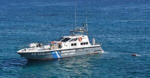 anthropos_stin_thalassa_limani_peiraia