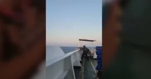 Επίθεση δεκάδων σκαφών σε φορτηγό πλοίο και ανταλλαγή πυροβολισμών