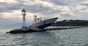 Η απάντηση των Λιμενικών για το σκάφος που «καβάλησε» τον κυματοθραύστη στον Βόλο