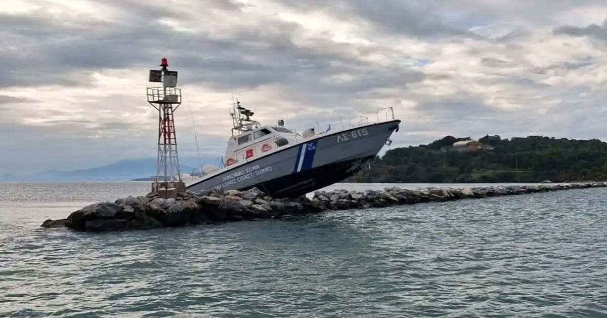 Η απάντηση των Λιμενικών για το σκάφος που «καβάλησε» τον κυματοθραύστη στον Βόλο